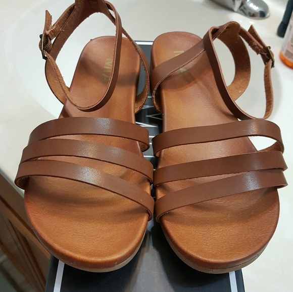 Mia Shoes - NIB Mia sandals